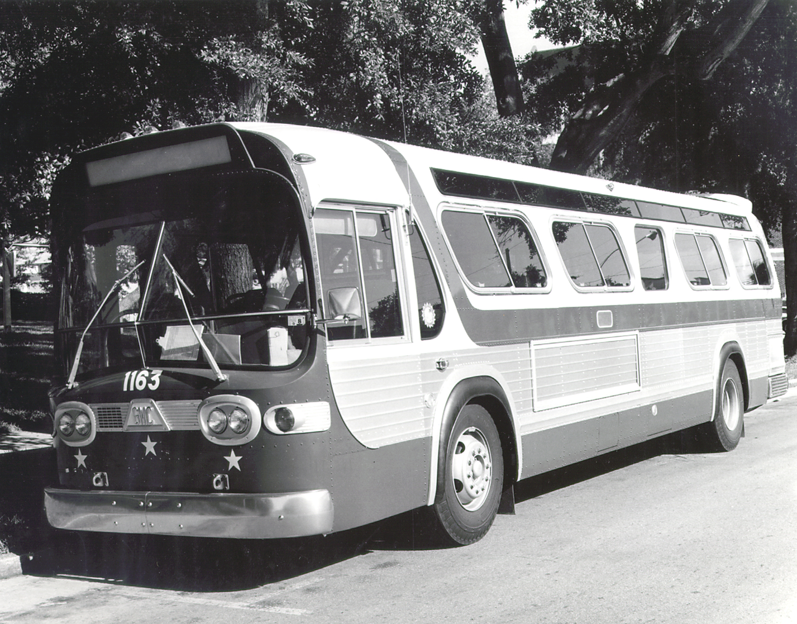 A black and white photo of an SPMTS bus from 1963