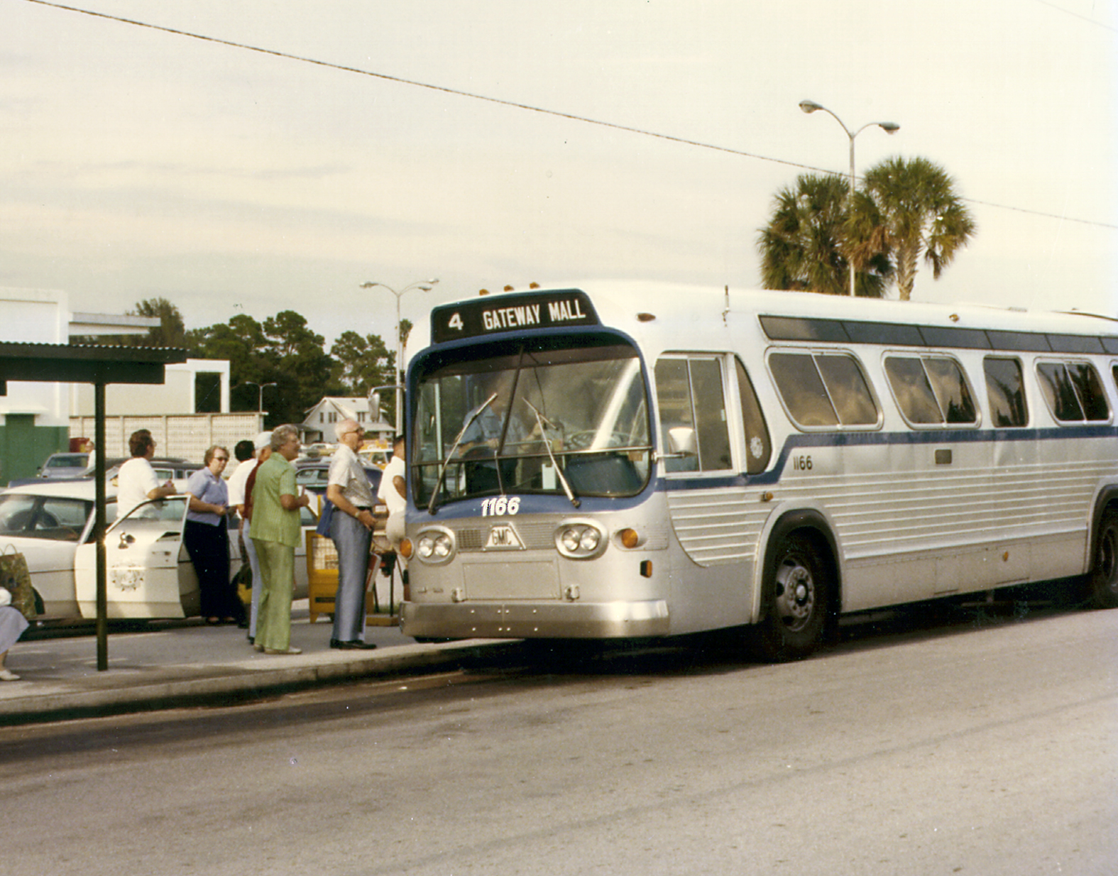 A color photo of an SPMTS bus accepting passengers bound for Gateway Mall