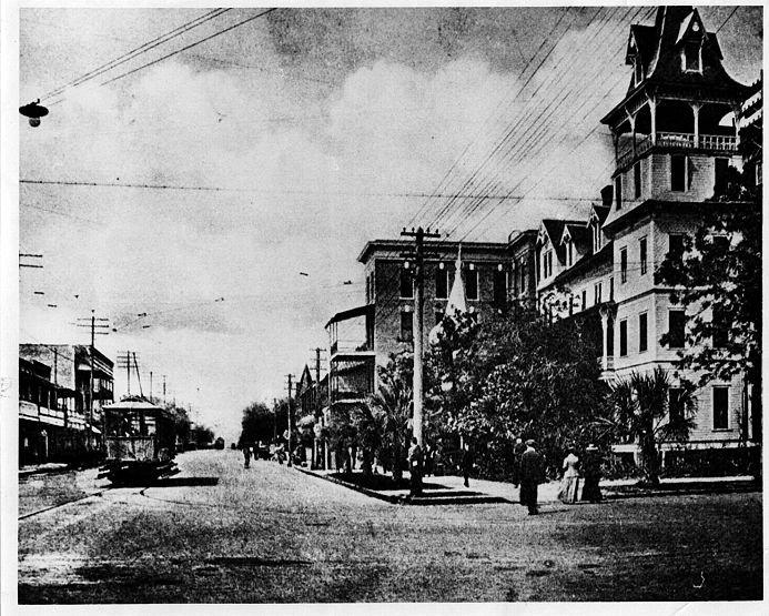 A black and white picture of a trolley making its way towards the camera on Central Avenue in 1905.