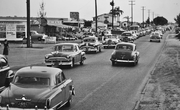 Traffic in St. Petersburg, c. 1950s.(Courtesy of Roger Wilkerson, The Suburban Legend Blog)